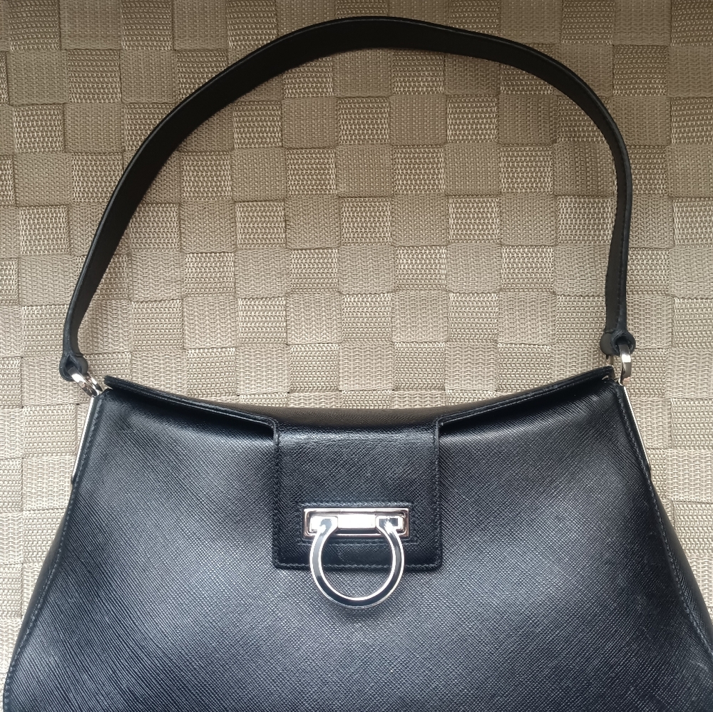 Salvatore Ferragamo Black Shoulder Bag with Sleek Design and Metal Clasp - Picture 2 of 6